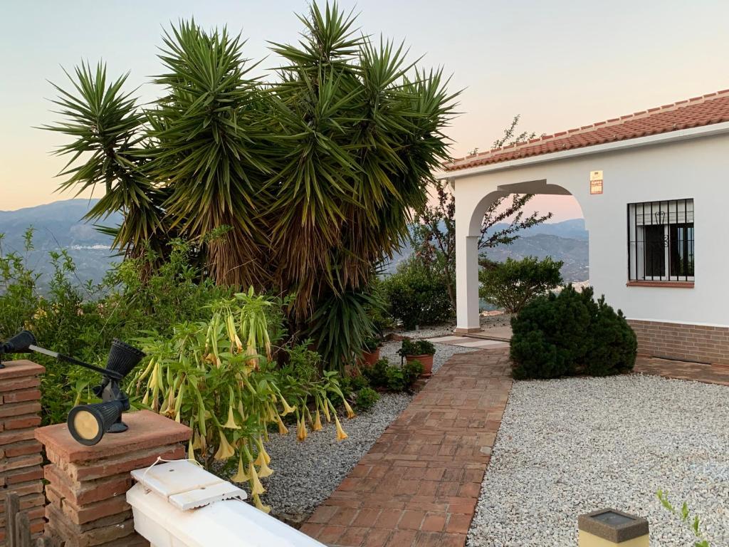 Vonkajšia záhrada v ubytovaní Casa Anhelando Andalucia - Een 8p villa met verwarmd zwembad op een heuveltop met magnifiek uitzicht, waaronder zeezicht, nabij dorp en strand