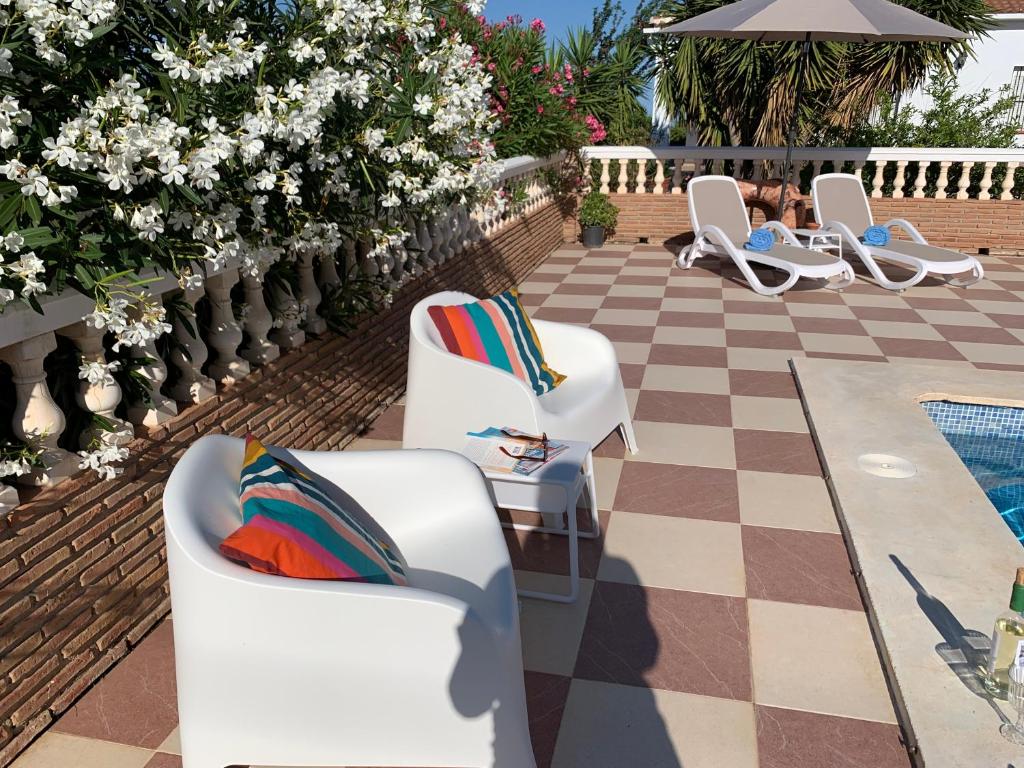 Balkón alebo terasa v ubytovaní Casa Anhelando Andalucia - Een 8p villa met verwarmd zwembad op een heuveltop met magnifiek uitzicht, waaronder zeezicht, nabij dorp en strand
