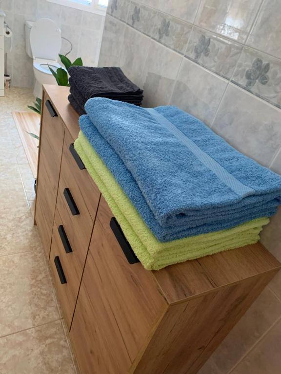 Posteľ alebo postele v izbe v ubytovaní Casa Anhelando Andalucia - Een 8p villa met verwarmd zwembad op een heuveltop met magnifiek uitzicht, waaronder zeezicht, nabij dorp en strand