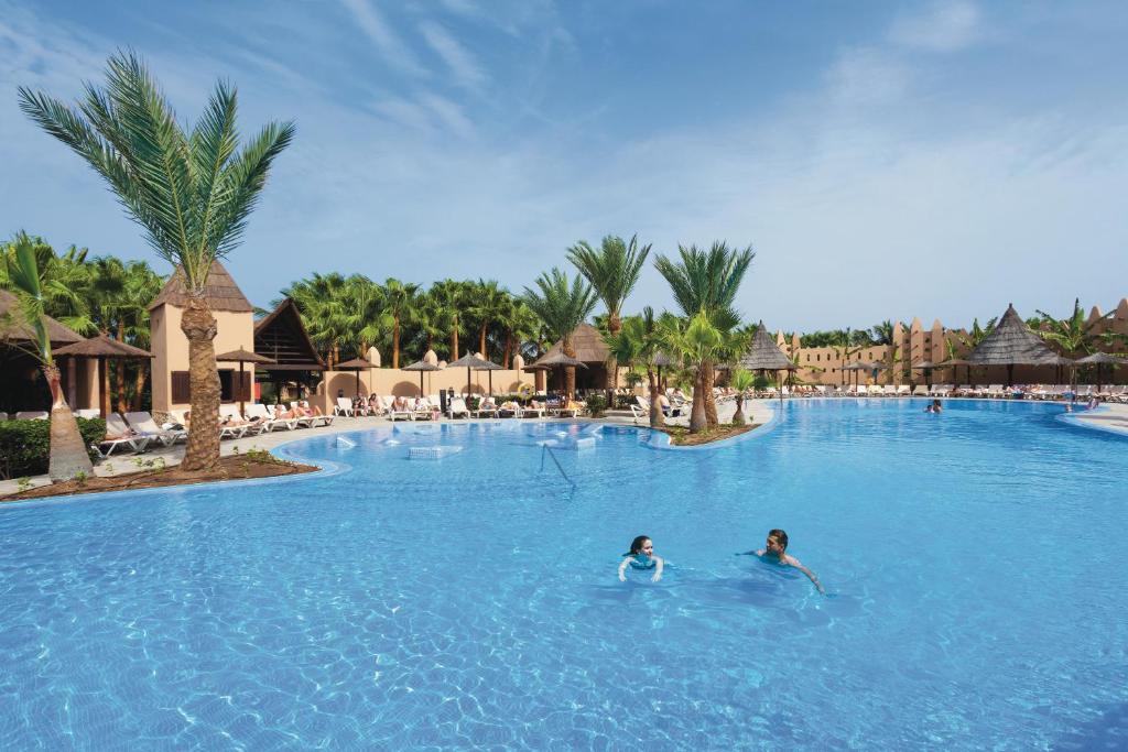 Bazén v ubytování Hotel Riu Funana - All Inclusive nebo v jeho okolí