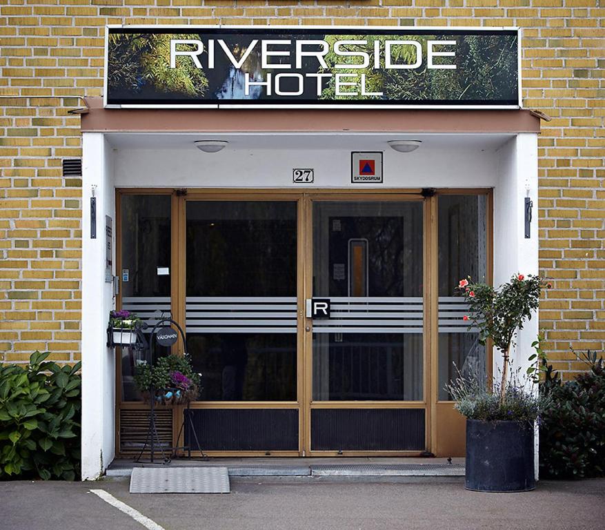 Riverside Hotel & Apartments