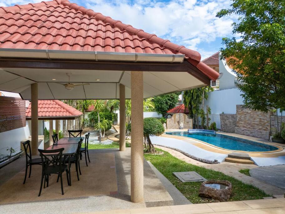 Kolam renang di atau dekat dengan Coast Charm 6BR House Karon