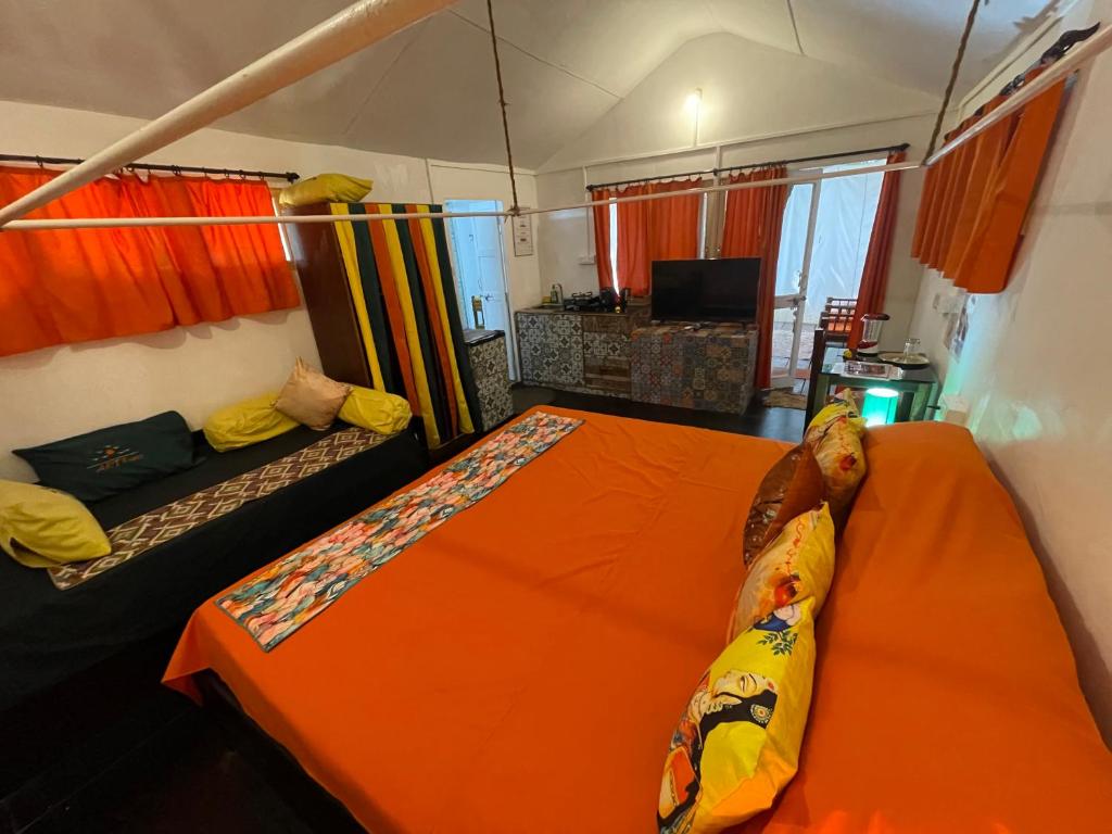Postel nebo postele na pokoji v ubytování Art Resort Goa