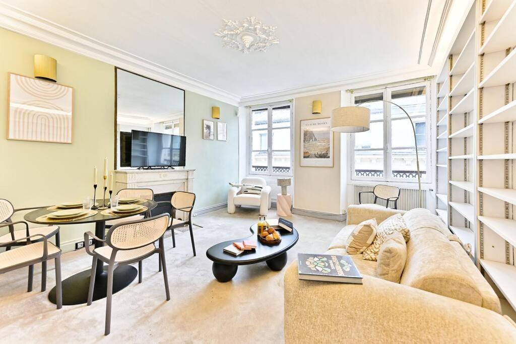 un salon avec un canapé et une table dans l'établissement Chic appartement dans le prestigieux 7ème arrondissement, à Paris