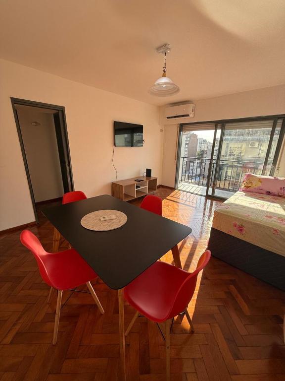 a room with a table and chairs and a bed at Aloha II in Rosario