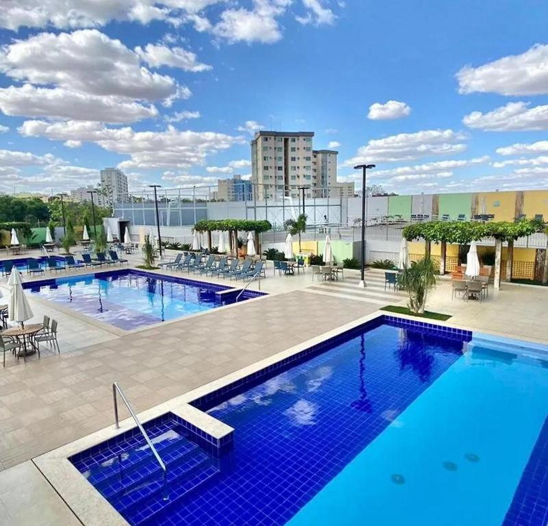 a pool on the roof of a building at Recanto do Bosque Caldas Novas Temporada in Caldas Novas