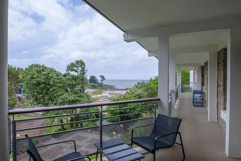 un balcon avec deux chaises et une vue sur l'océan dans l'établissement Studio Vue Mer à Kerfany Plage, à Moëlan-sur-Mer
