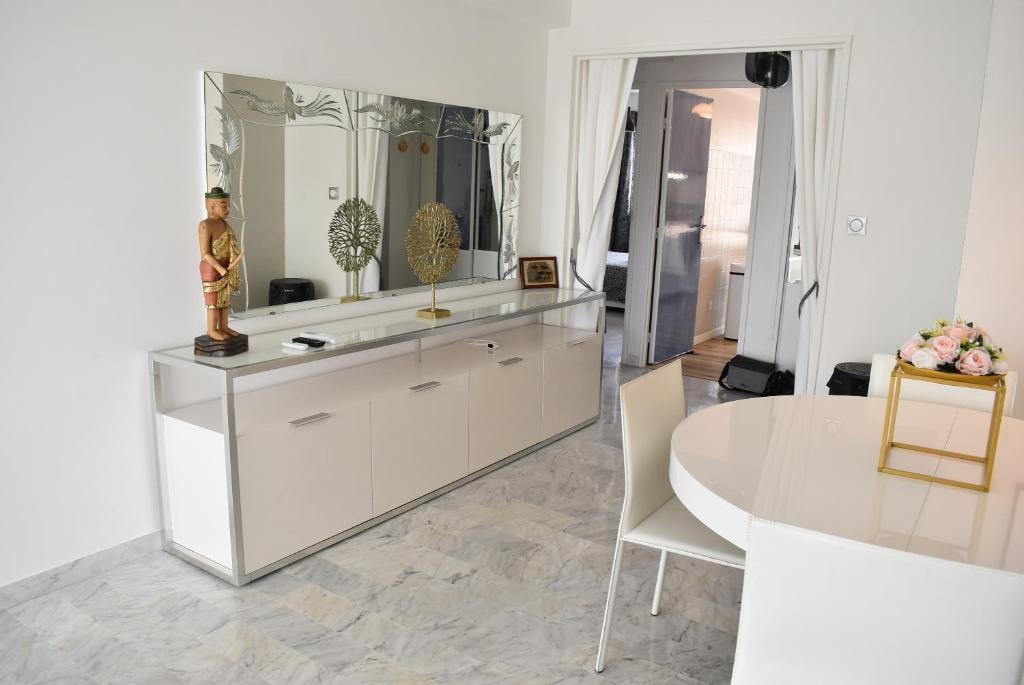 サナリー・シュル・メールにあるChez Stfの白い部屋(テーブル、鏡付)