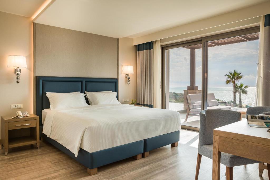 Postel nebo postele na pokoji v ubytování Electra Kefalonia Hotel & Spa