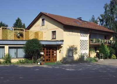 un grand bâtiment jaune avec un bâtiment dans l'établissement Hotel Schoch, à Mainhardt