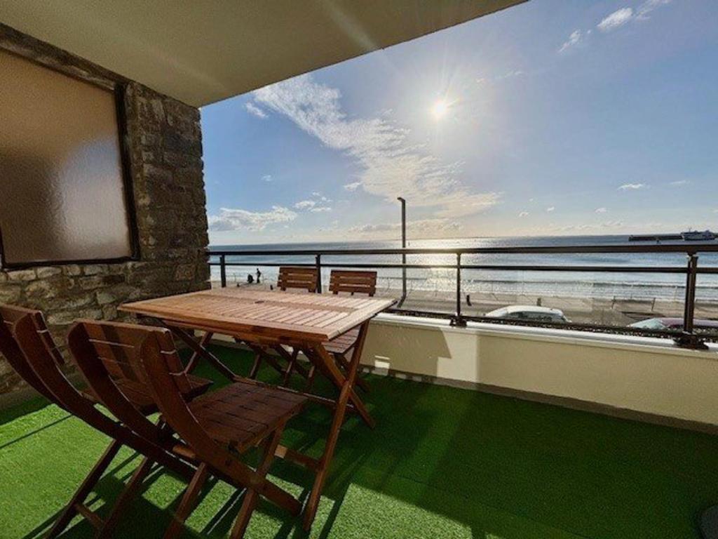 une table et des chaises sur un balcon avec vue sur l'océan dans l'établissement Quiberon: Appartement 2 pièces, 35m², vue mer, garage privé - FR-1-478-303, à Quiberon