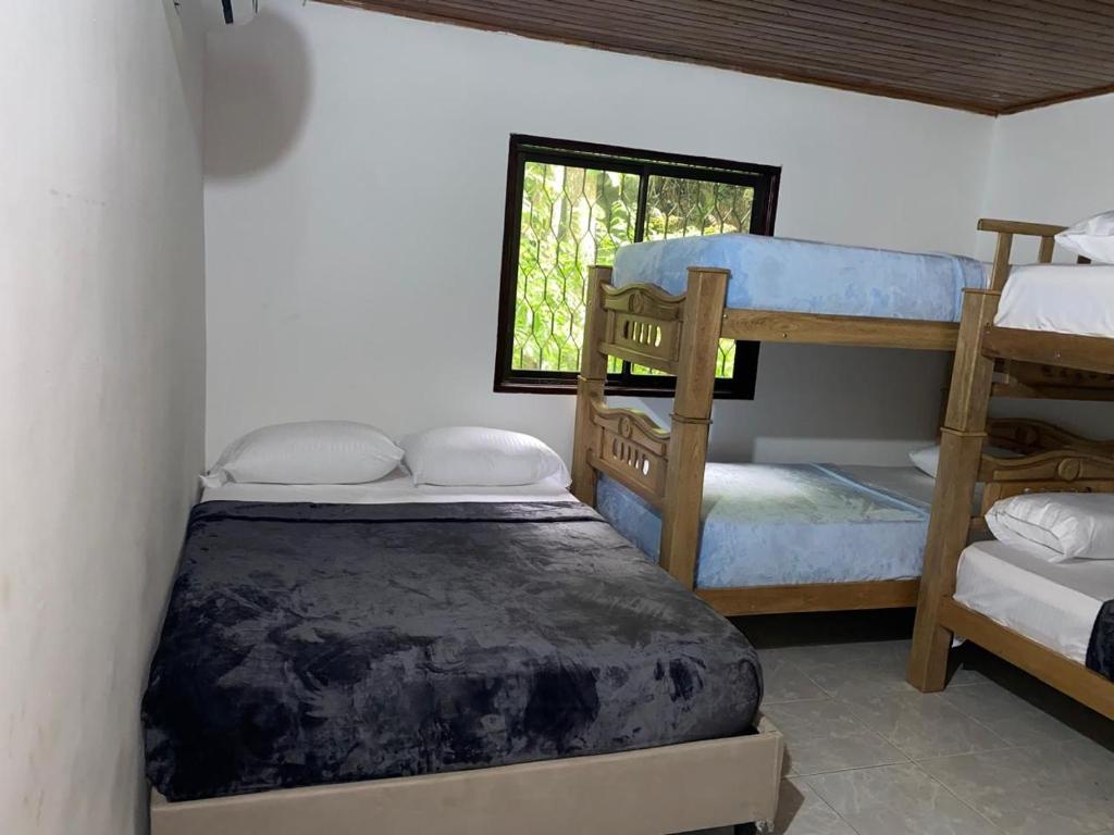 Postel nebo postele na pokoji v ubytování Hostal Aventura Tayrona