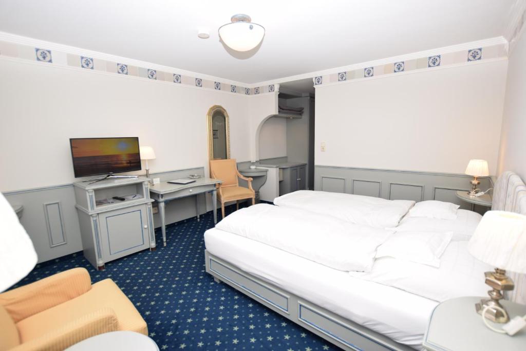 Postel nebo postele na pokoji v ubytování Hotel Wiking Sylt