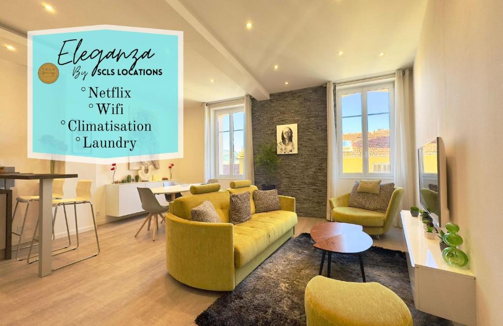 d'un salon avec un canapé et des fauteuils jaunes. dans l'établissement Eleganza By SCLS Locations, à Cannes