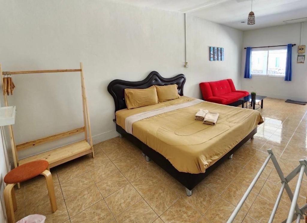 Postel nebo postele na pokoji v ubytování Tanatcha Seaview Kohlarn