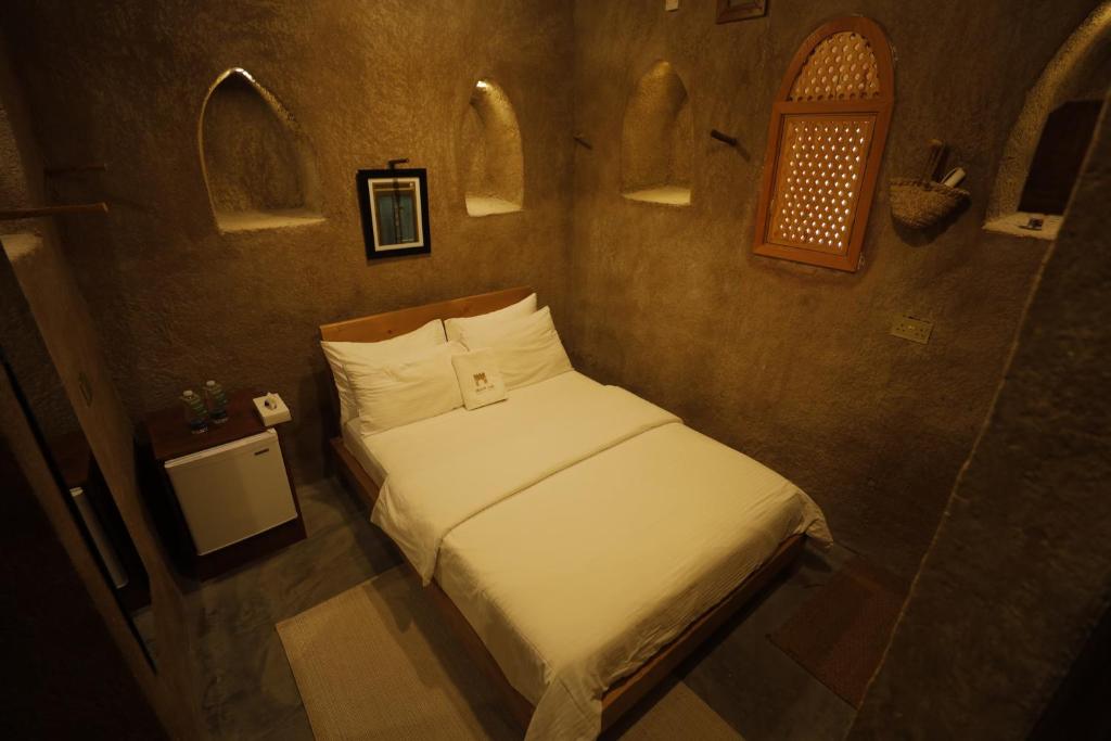 Postel nebo postele na pokoji v ubytování بيت الصباح نزل وكافيه Bait AlSabah Heritage Inn & Cafe