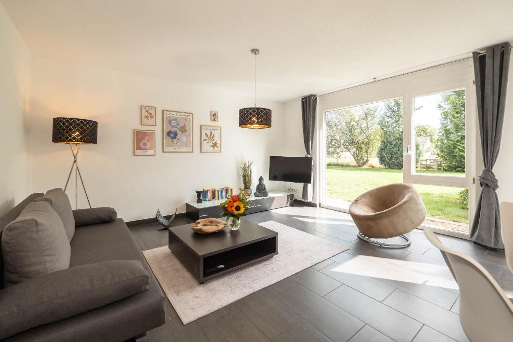 Χώρος καθιστικού στο modernes Apartment mit Terrasse