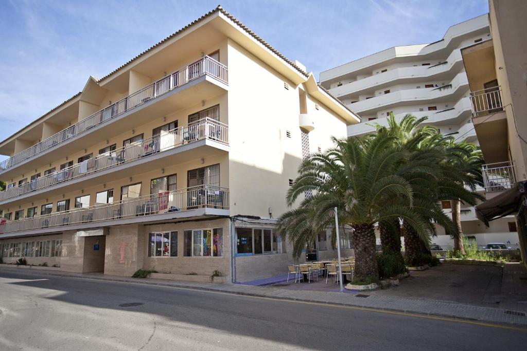 een appartementencomplex aan de straatkant bij BJ Hostal Bona Vista in S'Illot