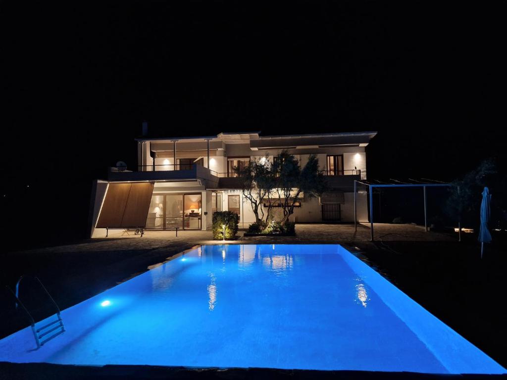 Πισίνα στο ή κοντά στο Turquoise Villa Loutraki