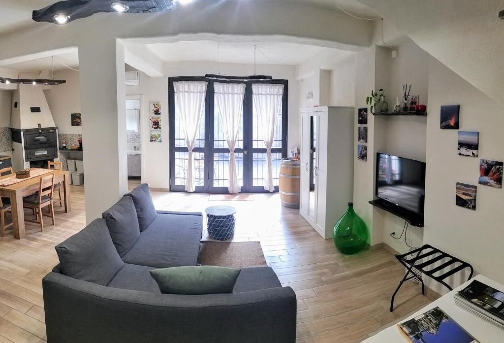 una sala de estar con un sofá y una mesa en Aetna apartment, en Nicolosi