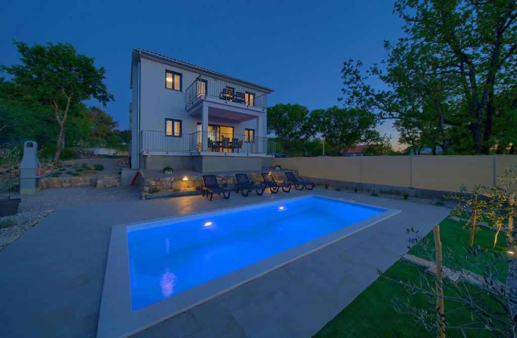 Bassein majutusasutuses Holiday home Elena with pool või selle lähedal