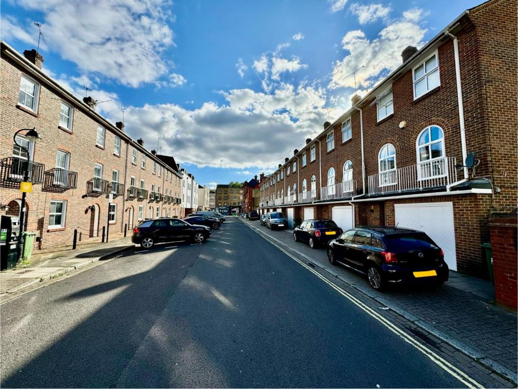 John Street Stays - Resim 1