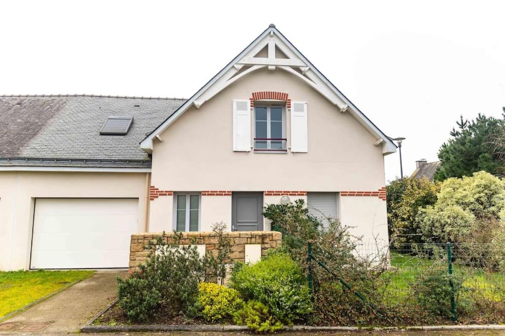 une maison blanche avec une fenêtre et un garage dans l'établissement Ti Anna, à Carnac