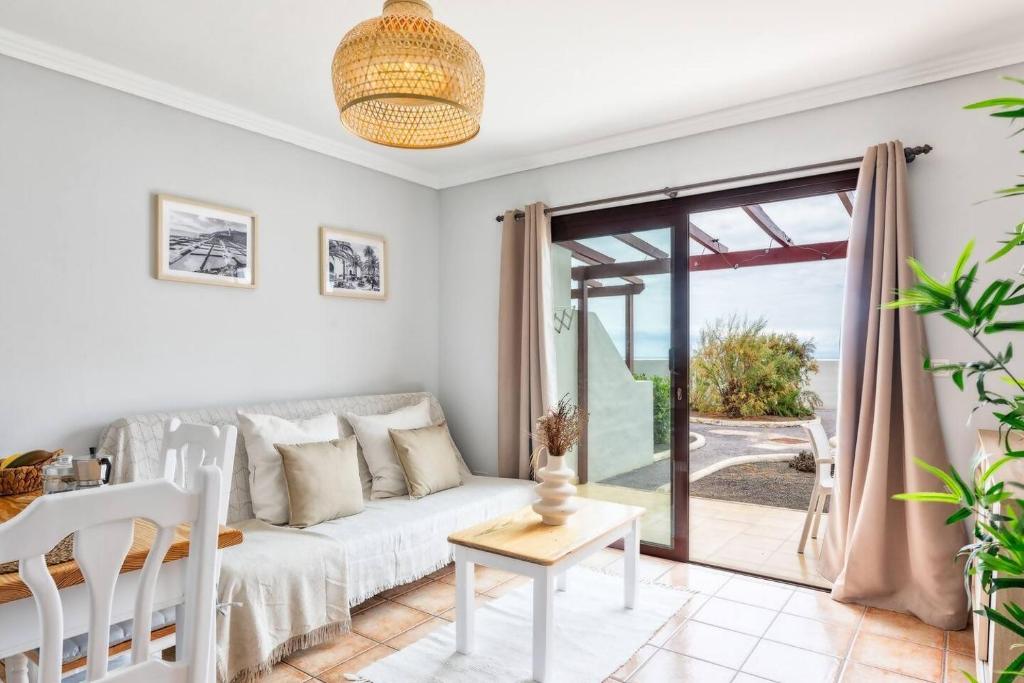 una sala de estar con un sofá y una mesa en Sarelen 3, paz y excelente ubicación, en Breña Baja