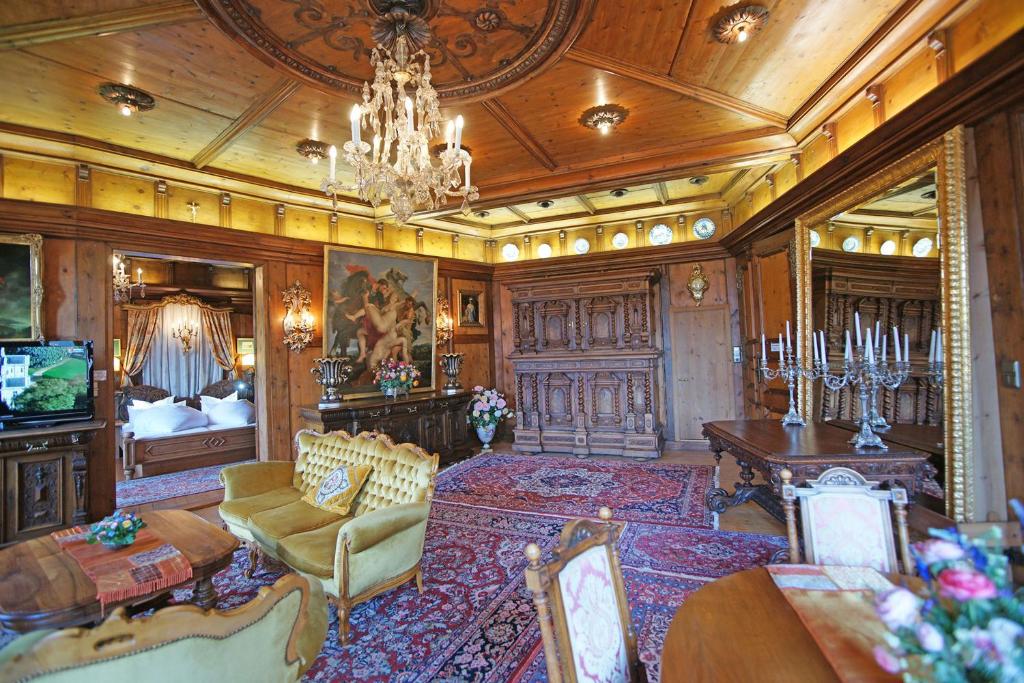 Sjónvarps- og/eða afþreyingartæki á Schloss Hotel Fernsteinsee