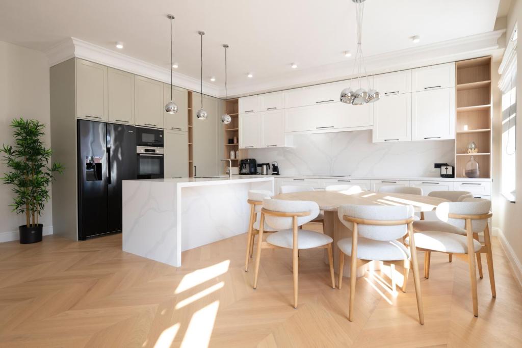 Luxurious and spacious 4BR in historical downtown