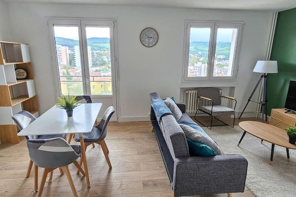 un salon avec un canapé et une table dans l'établissement C'est chez Maurice! 4 ch WIFI balcon parking free, à Saint-Étienne