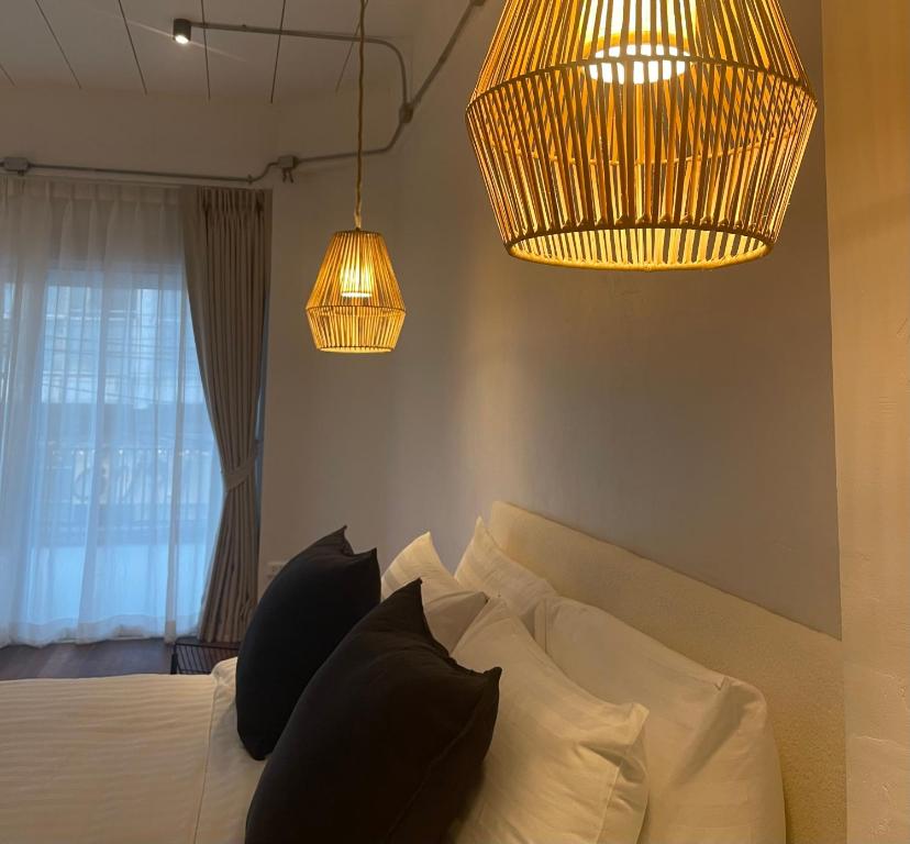 Postel nebo postele na pokoji v ubytování GOODTHINGS Cafe & Hotel