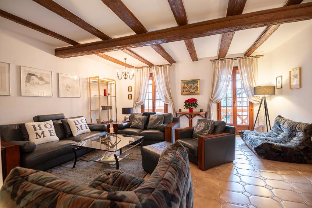 a large living room with couches and chairs at S'Hüsli - Maison vigneronne au coeur du vignoble in Bergheim