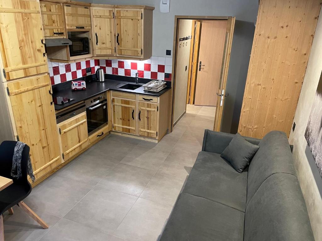 un salon avec un canapé dans une cuisine dans l'établissement Studio cosy 4 pers., proche pistes, piscine chauffée, salle de jeux, centre à 450m - FR-1-467-104, au Grand-Bornand