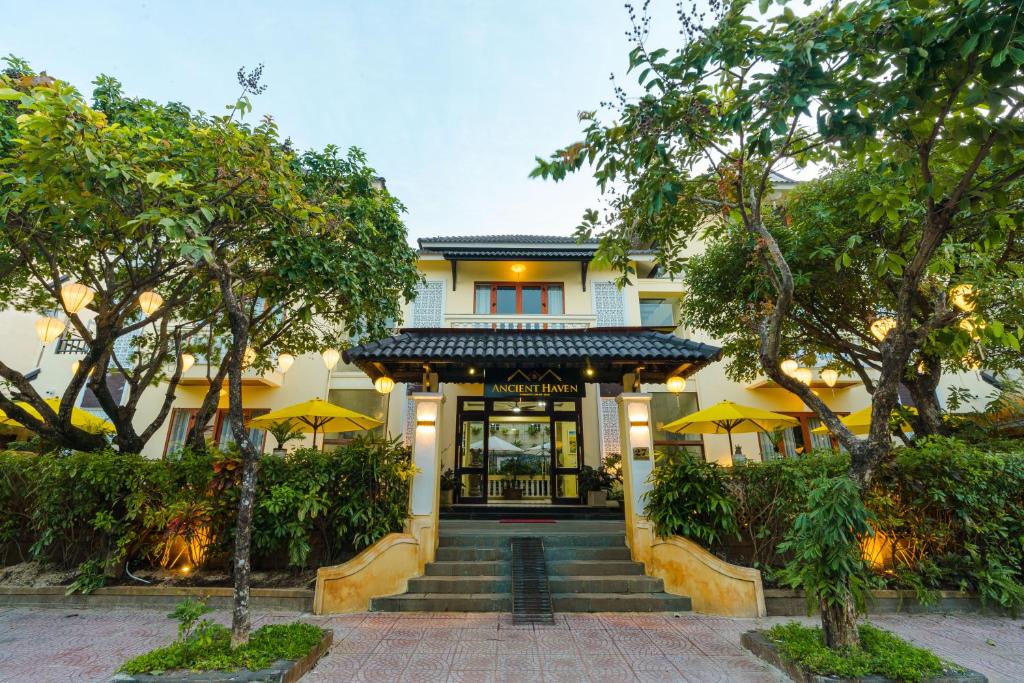 Tòa nhà nơi khách sạn tọa lạc