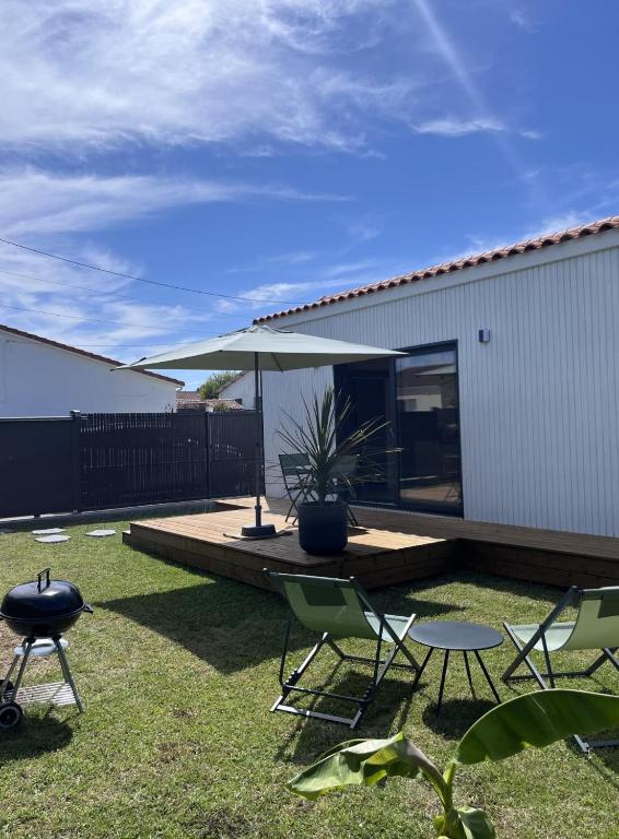d'une terrasse avec des chaises et un barbecue. dans l'établissement Natiboxe Studio, à Saint-Palais-sur-Mer