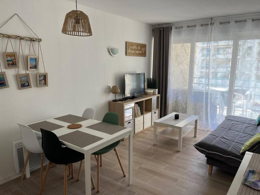 - un salon avec une table et une chambre avec un canapé dans l'établissement F2 climatisé, piscine, parking, tout à pied, à Antibes