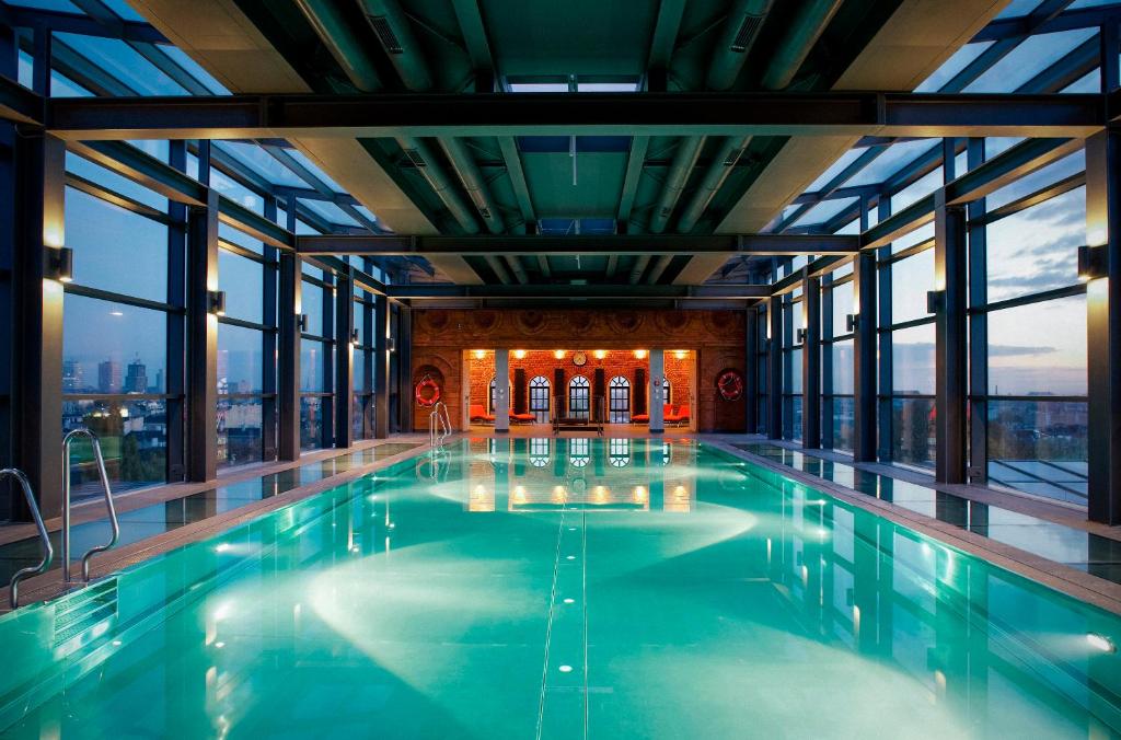 Bazén v ubytování Vienna House by Wyndham Andel's Lodz nebo v jeho okolí