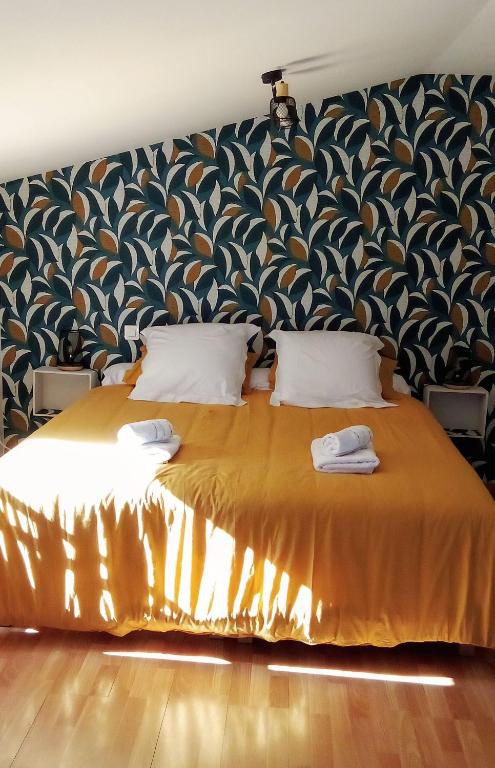 un lit avec deux serviettes dessus dans une chambre dans l'établissement Chambre d'hôtes DOLCE FARNIENTE, à La Roche-sur-Yon