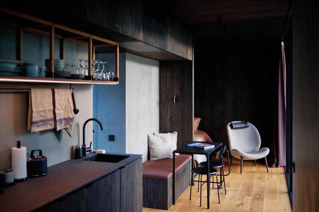 Posezení v ubytování Coastal Forest Cabin in Sweden