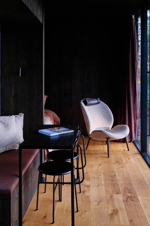 Posezení v ubytování Coastal Forest Cabin in Sweden