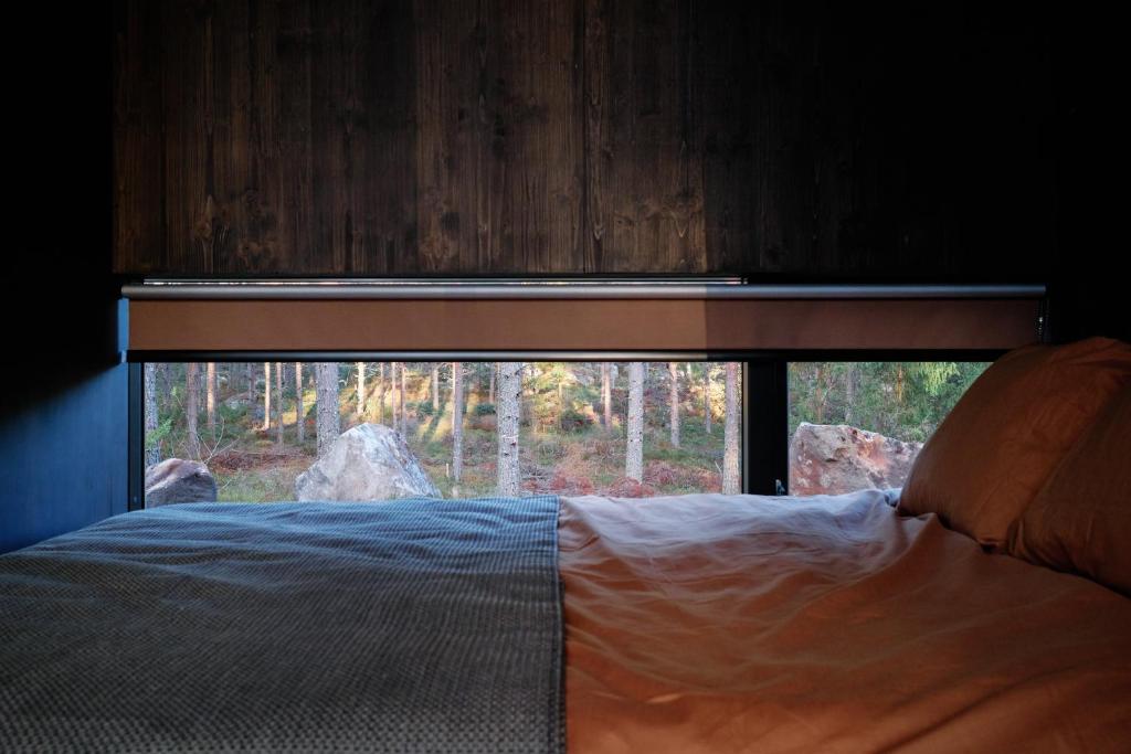 Postel nebo postele na pokoji v ubytování Coastal Forest Cabin in Sweden