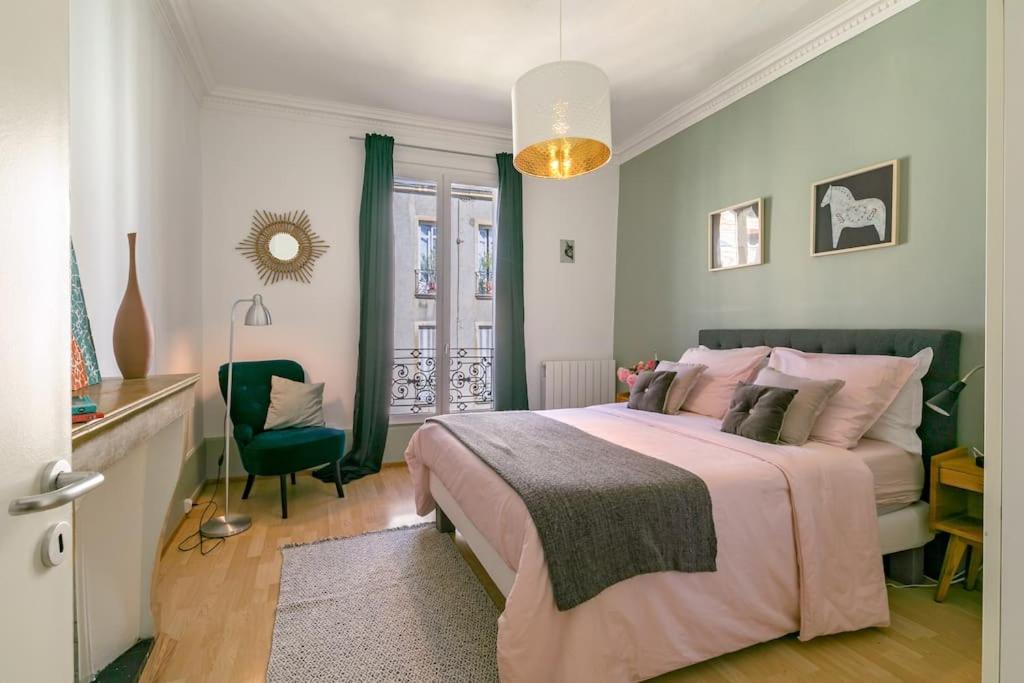 - une chambre avec un lit rose et une chaise dans l'établissement Le St Nicolas au coeur du centre historique, à Dijon