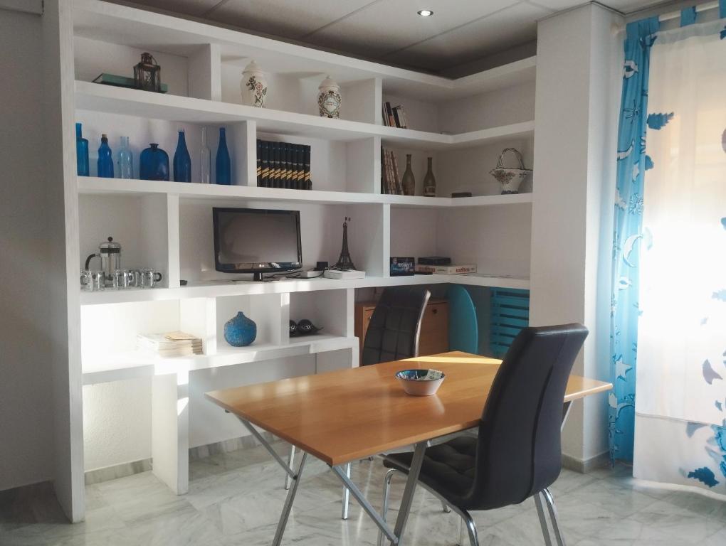Un comedor con mesa y sillas en Nevada Apartaments, en Cenes de la Vega