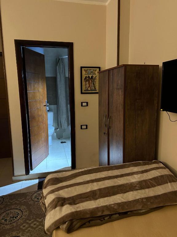 Postel nebo postele na pokoji v ubytování Pyramids Road Guest House cozy rooms and rooftop breakfast with the pyramids view