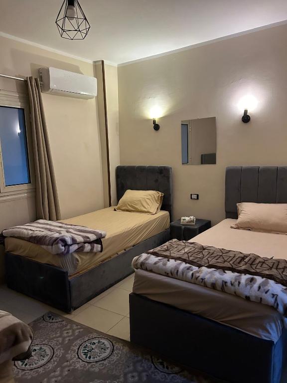 Postel nebo postele na pokoji v ubytování Pyramids Road Guest House cozy rooms and rooftop breakfast with the pyramids view