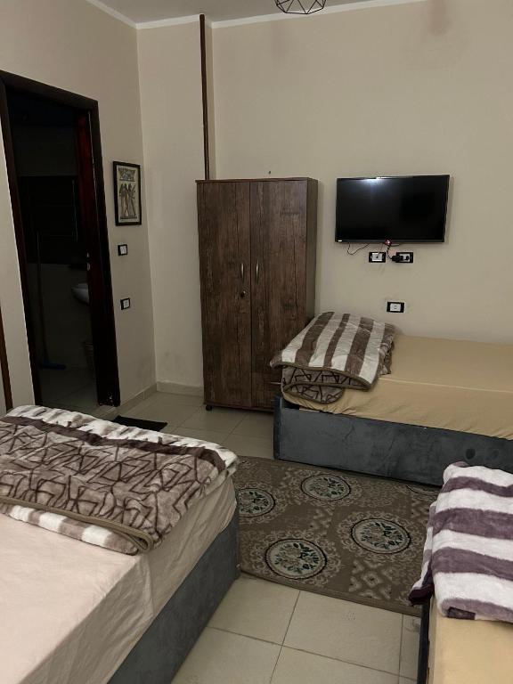 Postel nebo postele na pokoji v ubytování Pyramids Road Guest House cozy rooms and rooftop breakfast with the pyramids view