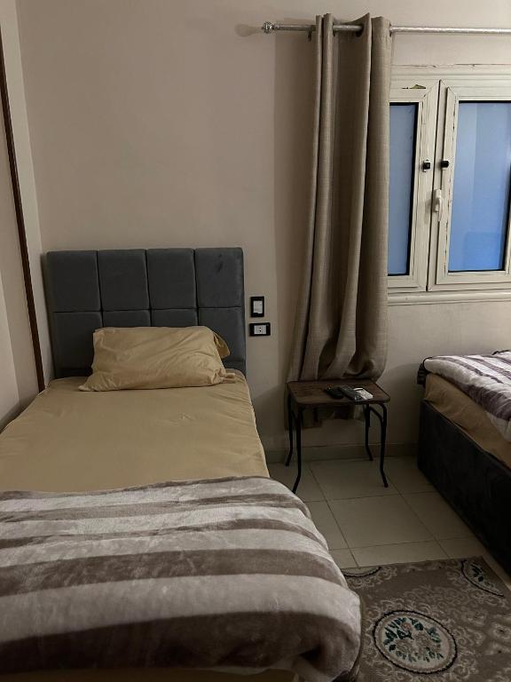Postel nebo postele na pokoji v ubytování Pyramids Road Guest House cozy rooms and rooftop breakfast with the pyramids view