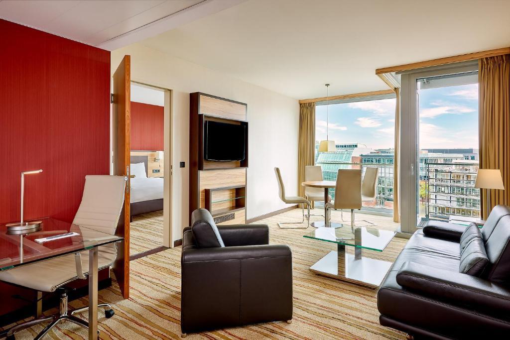 ein Wohnzimmer mit einer Couch und einem Tisch in der Unterkunft Courtyard by Marriott Duesseldorf Hafen in Düsseldorf