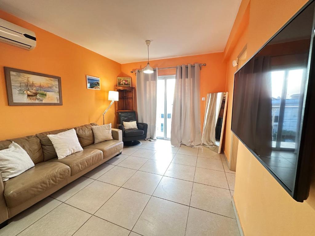 TV a/nebo společenská místnost v ubytování Angela's Sunset Holiday Apt - Ayia Napa